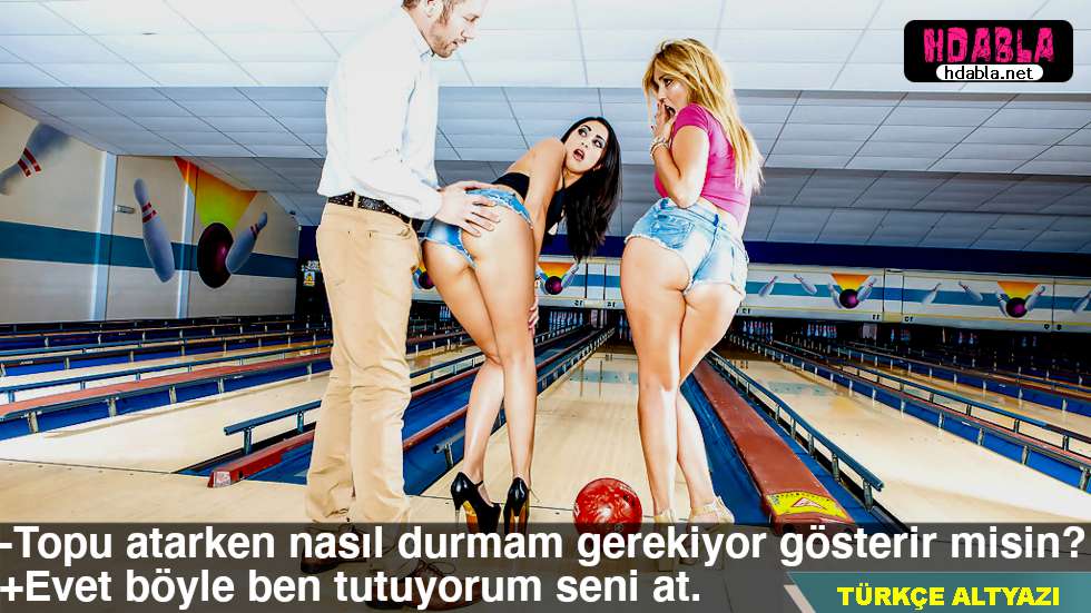 Kısa şortlarla bowling oynamaya gelen kızlar görevliye veriyor