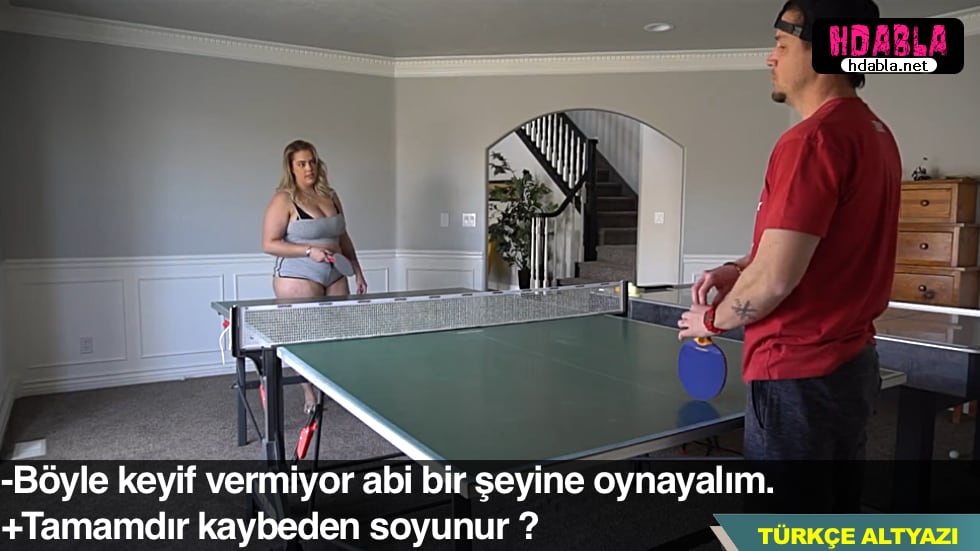 Şişman kız kardeşimle soyunmacasına masa tenisi oynadık