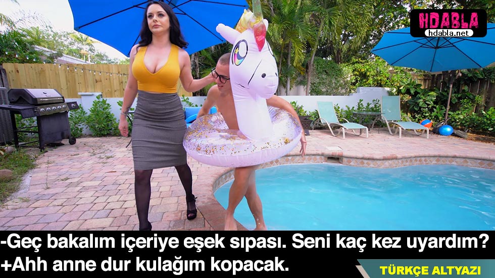 Annem çıplak havuza girdiğimi görünce çok sinirlendi