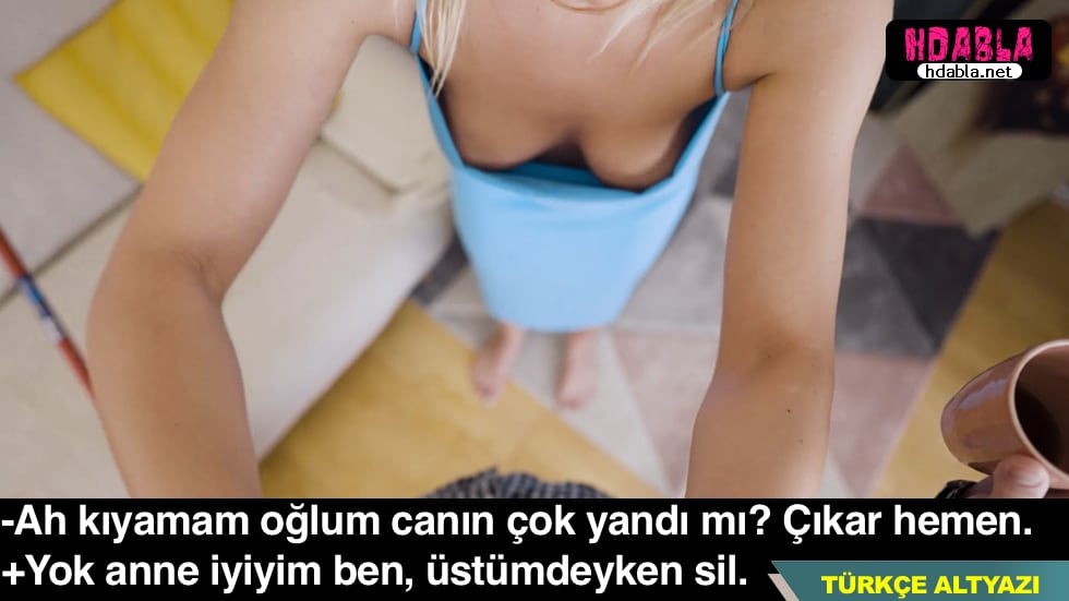 Annem üstüme dökülen kahveyi temizlerken göğüslerini gördüm