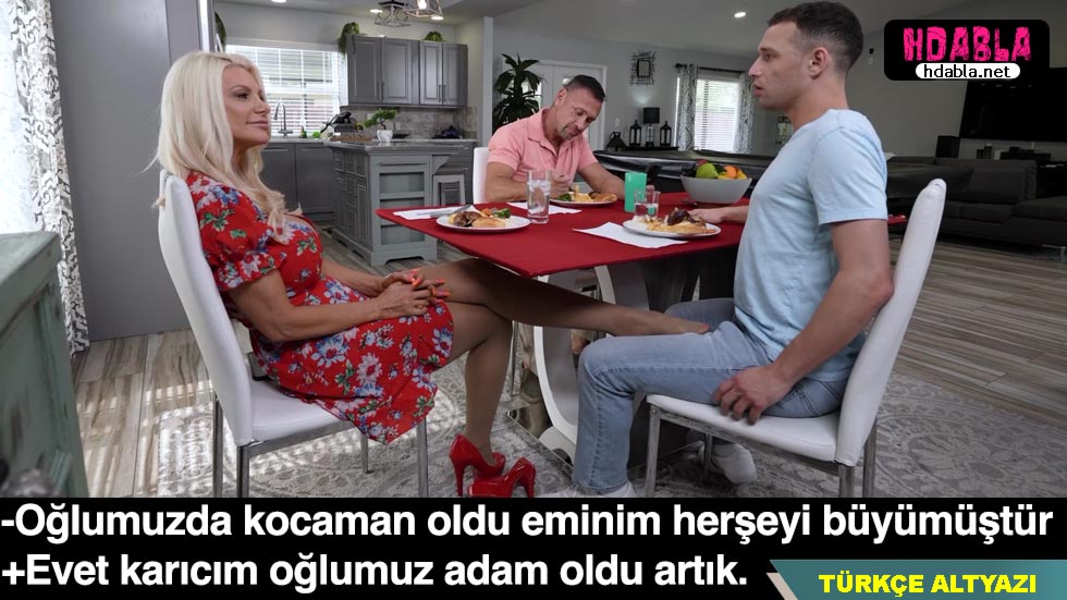 Kahvaltı yaparken Babam görmeden annem ayağını bacak arama koydu