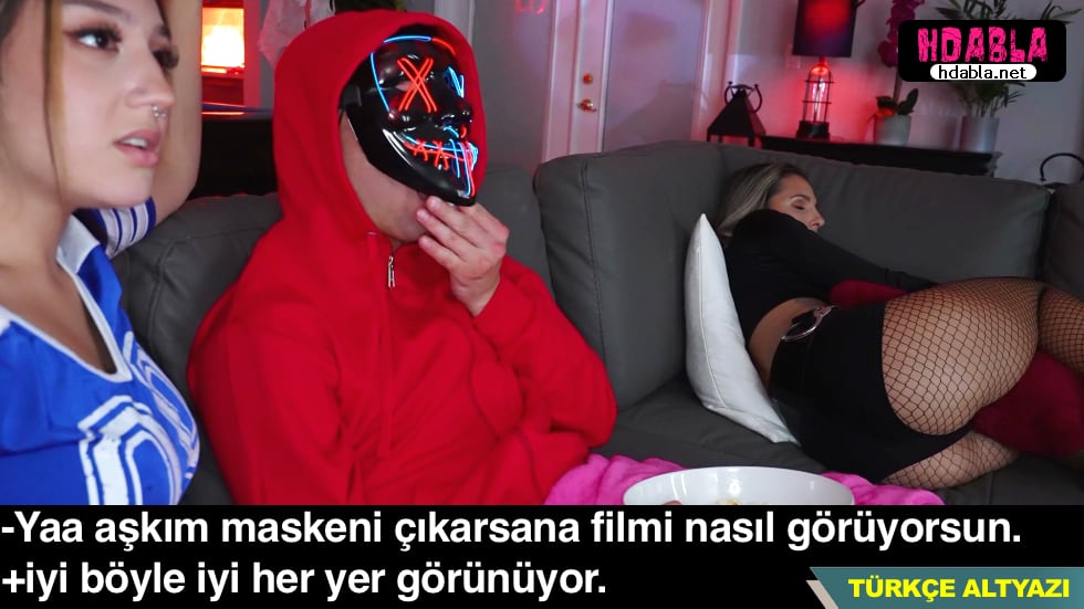 Kız arkadaşımla film izlerken salakta anasının götüne bakıyorum