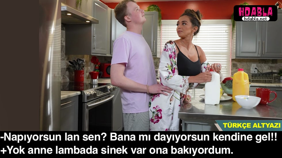 Anneme şaka yapıyor bahanesiyle dayıyorum kızıyor ama dinlemiyorum