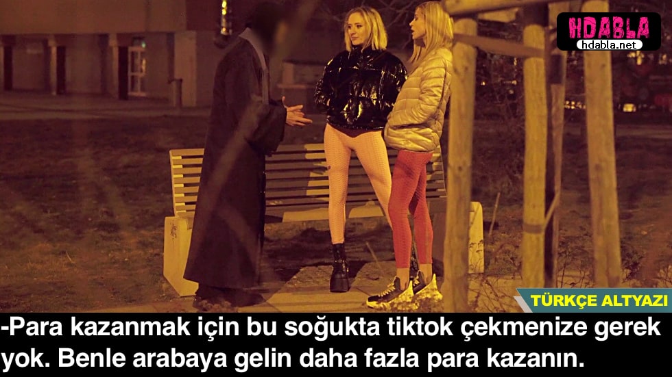 Gece yarısı parkta tiktok videosu çeken kızlara para teklif ediyor